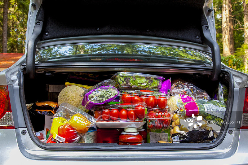 载着食品杂货的汽车图片素材