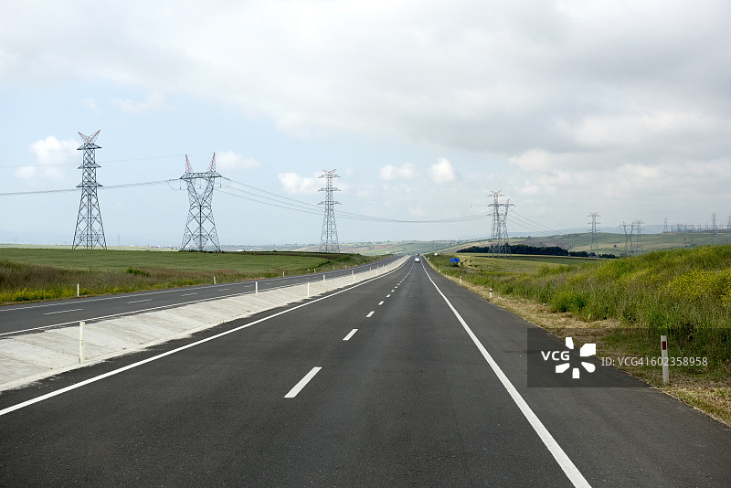 土耳其格利博卢附近高速公路旁的输电塔图片素材