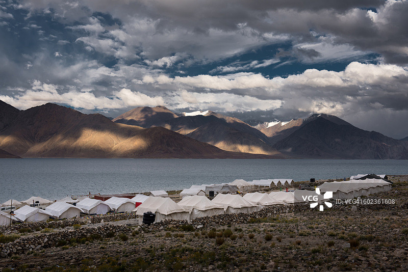 班公湖的旅游营地图片素材