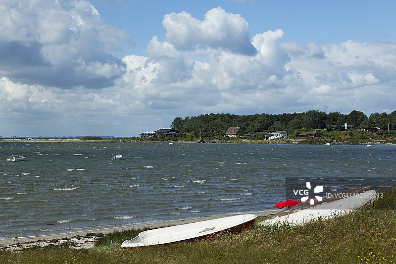 海湾沿岸的船只和夏季房屋图片素材