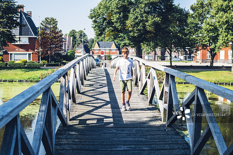 荷兰北部北海运河上的木桥图片素材