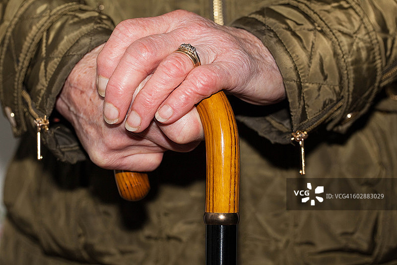 手持拐杖图片素材