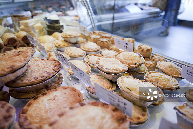 肉店冰箱里的各种新鲜肉馅饼图片素材
