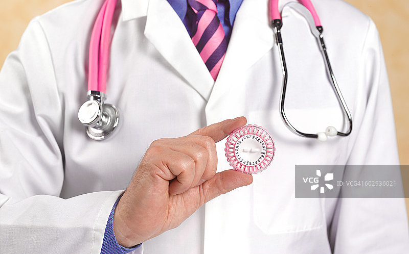 拿着激素替代疗法药丸的医生图片素材