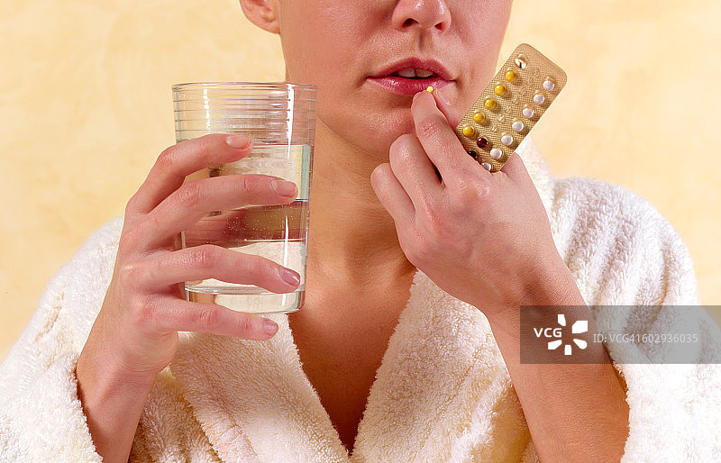 服用避孕药的拉丁美洲女性图片素材