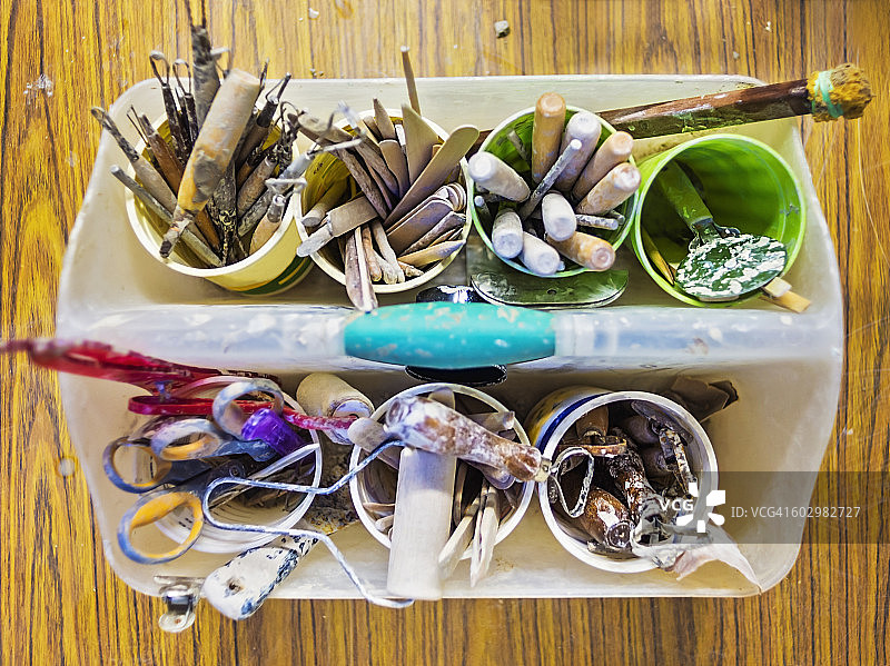 美国缅因州卡姆登，盒子里的绘画工具图片素材