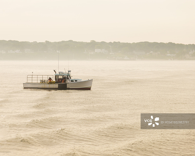 美国缅因州波特兰渔民日出捕龙虾图片素材