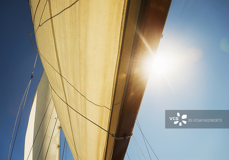 美国缅因州罗克兰，阳光穿过船帆特写图片素材