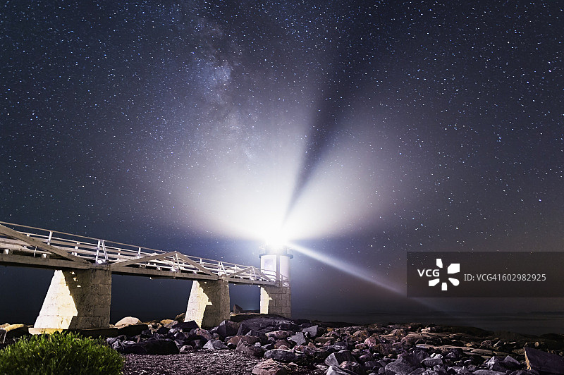 美国缅因州克莱德港，夜晚的马歇尔角灯塔图片素材