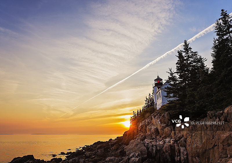 美国缅因州阿卡迪亚国家公园，巴斯港角灯塔日落图片素材