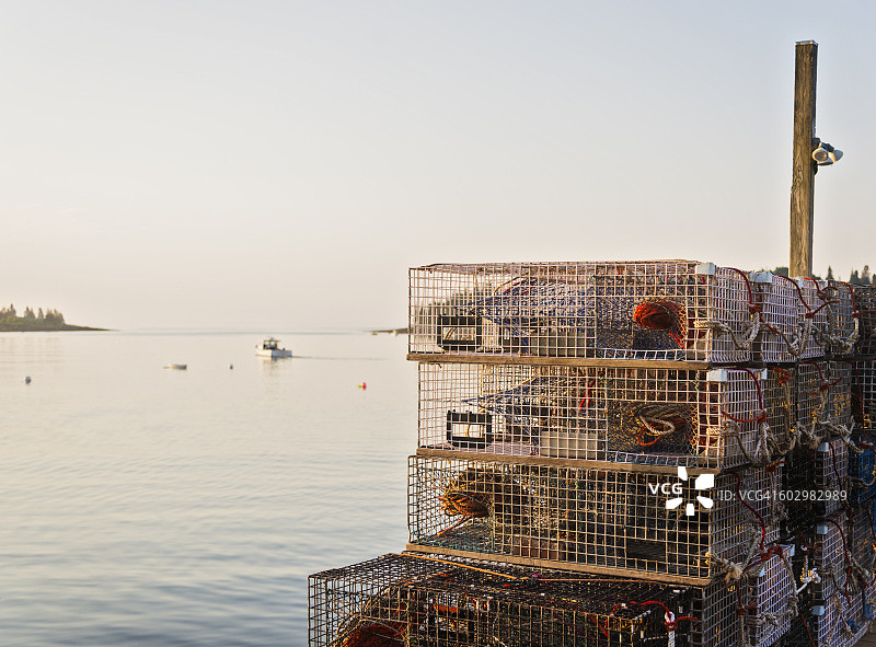 美国缅因州圣乔治：日出时海边的龙虾陷阱堆图片素材