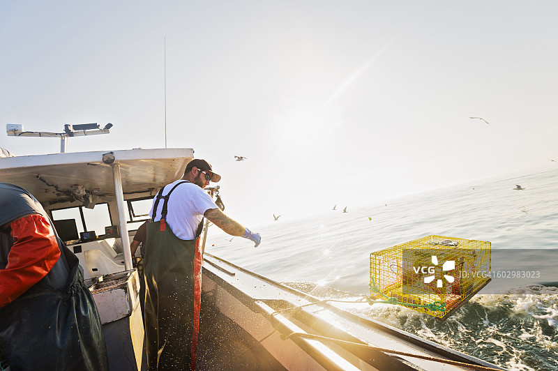 美国缅因州圣乔治渔民在渔船上工作图片素材