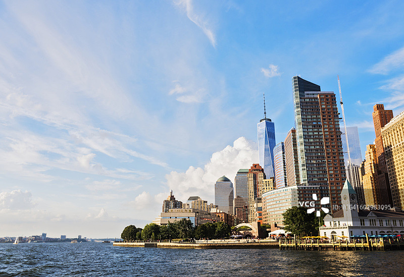 美国纽约州曼哈顿下城金融区与哈德逊河图片素材