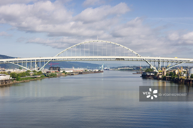 美国俄勒冈州波特兰市弗里蒙特桥横跨威拉米特河图片素材