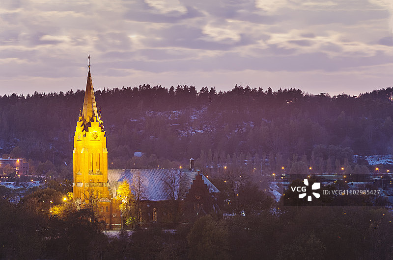 黄昏时分被照亮的教堂塔楼图片素材