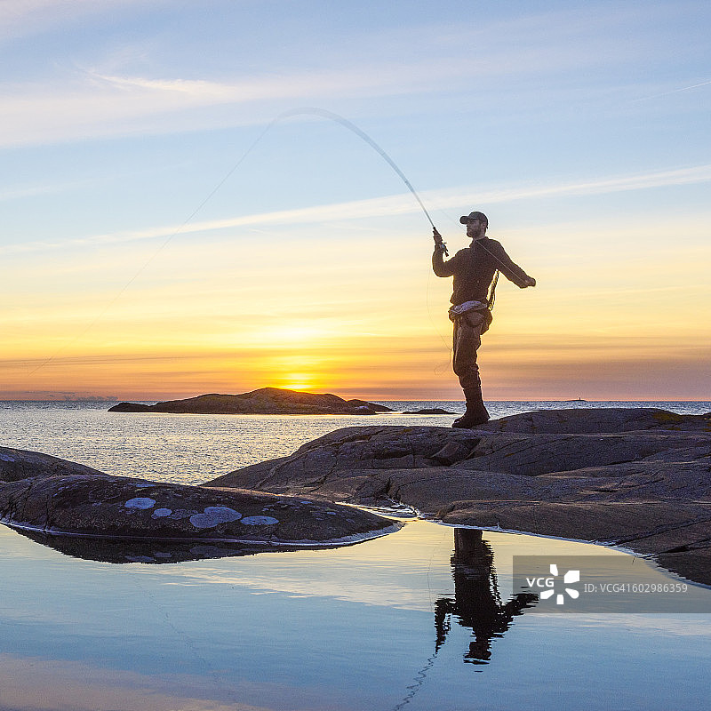 男子在海上钓鱼图片素材