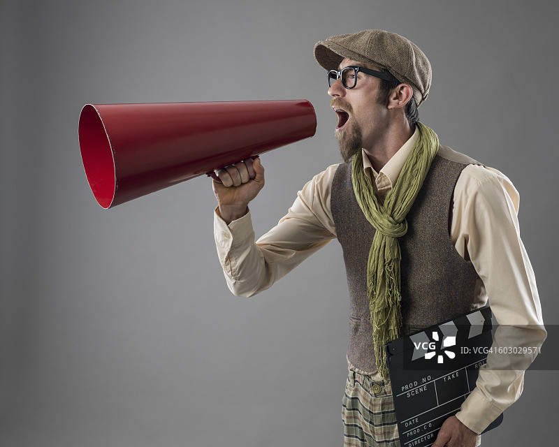 电影导演用老式扩音器喊话图片素材