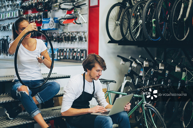 机械师情侣修理自行车图片素材