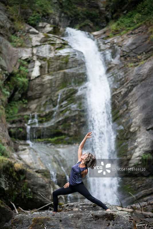 自然中的瑜伽练习：战士式图片素材