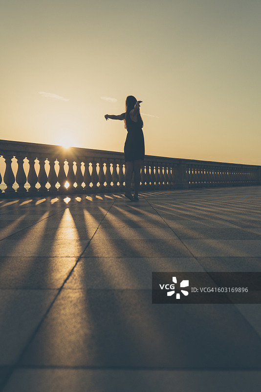 在马斯卡尼观景台的女性，里窝那图片素材