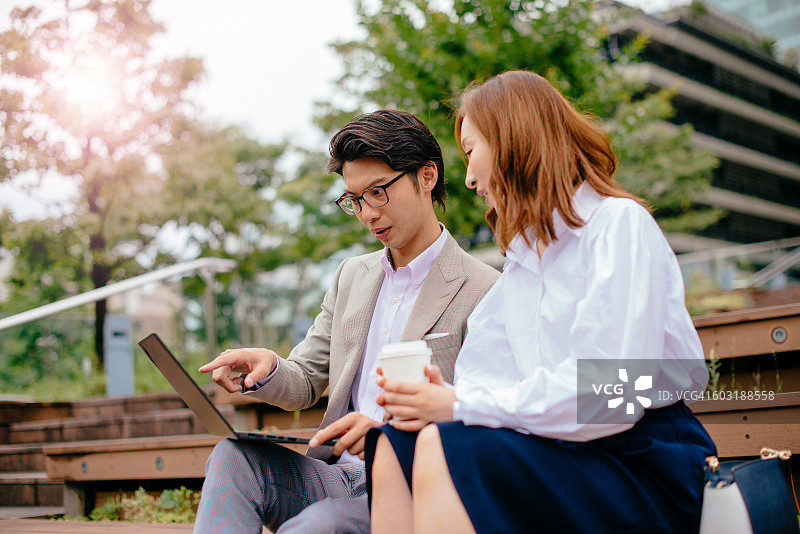 在休息期间使用互联网并完成业务图片素材