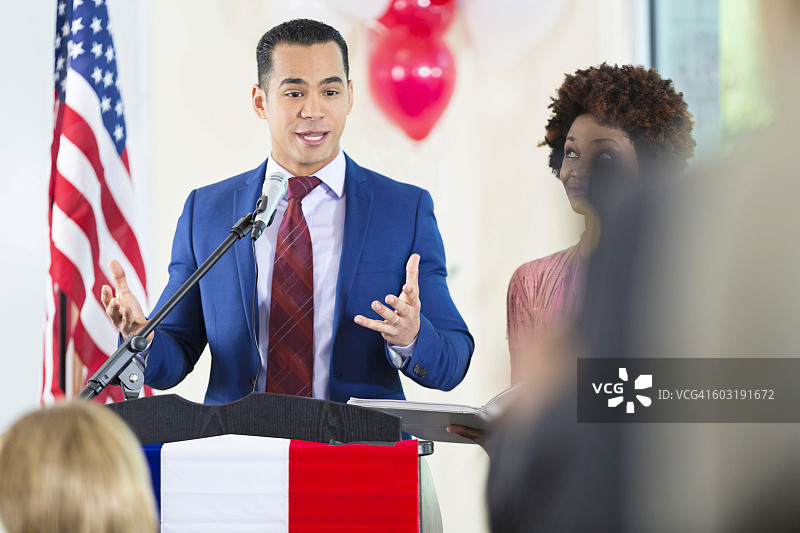 竞选地方政府职位的西班牙裔男人图片素材
