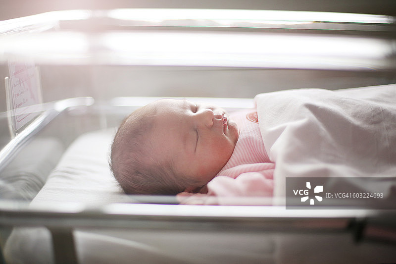 妇产科病房里的新生儿图片素材