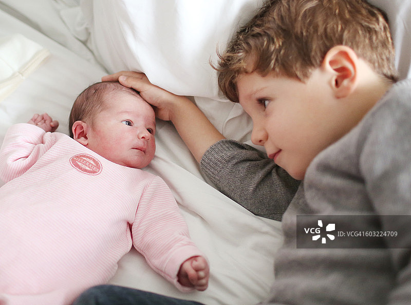 新生儿与哥哥在产科病房图片素材