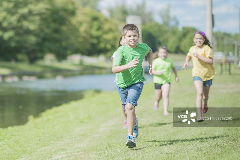 湖边跑步图片素材