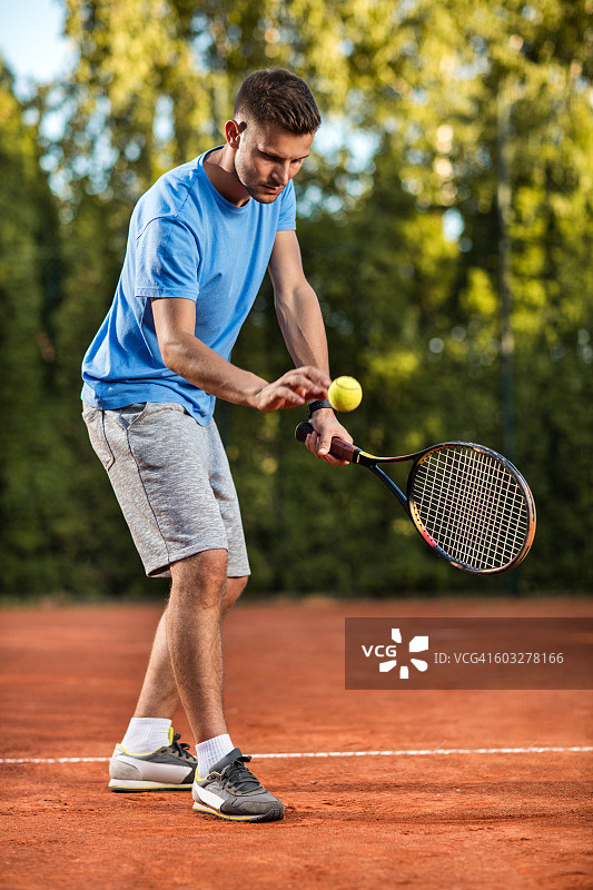 年轻的网球运动员在球场上准备发球图片素材
