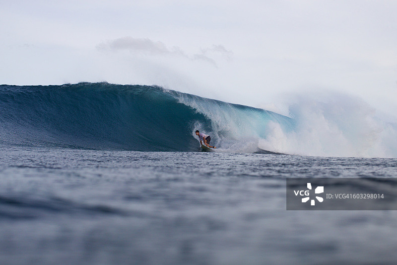 黄昏冲浪底部回转图片素材