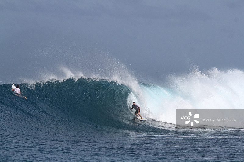 在大浪中冲浪的冲浪者图片素材