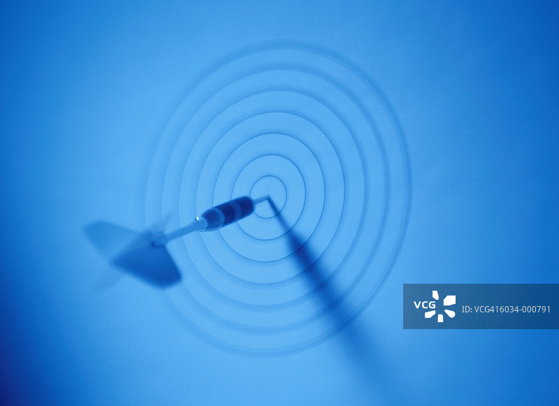 飞镖命中靶心图片素材