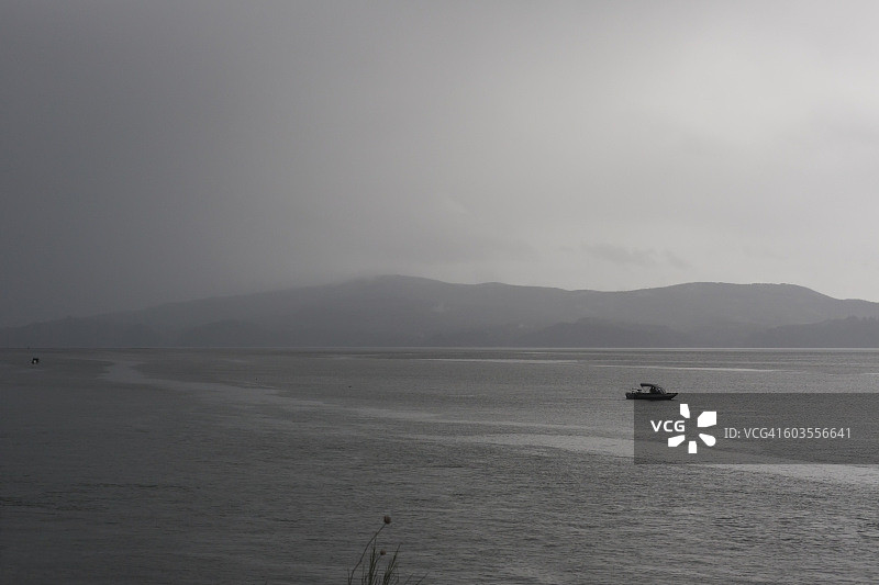 河上的渔船图片素材