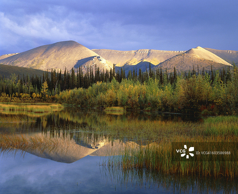 加拿大育空地区奥吉尔维山脉湖泊风光图片素材