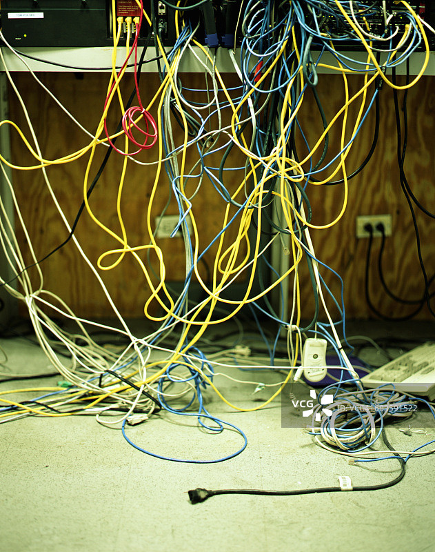 服务器机房中缠绕的电线图片素材