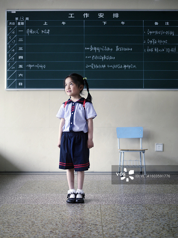 学生站在黑板前图片素材