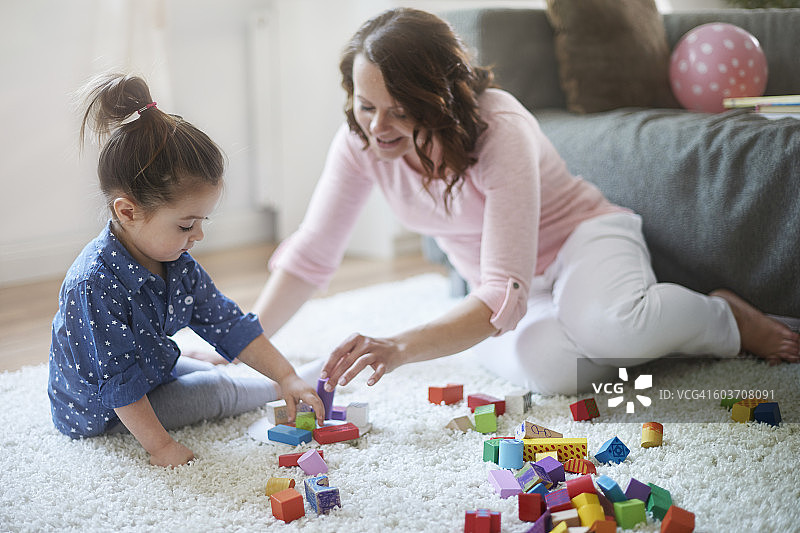 我喜欢和妈妈一起玩。波兰德比察图片素材