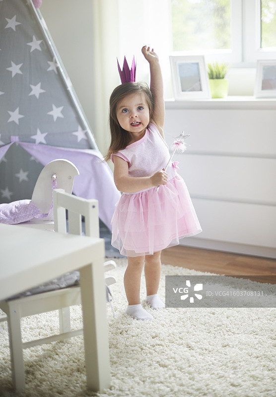 手持魔杖的可爱小仙女图片素材