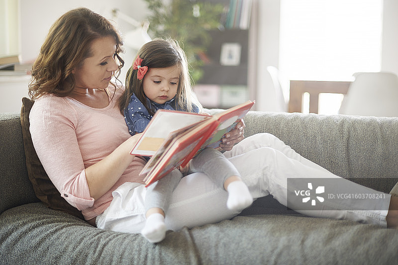 母亲和女儿的休闲时光，波兰德比卡图片素材