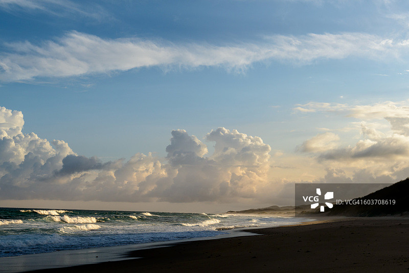 iSimangaliso湿地公园的马普塔兰海岸线日落景观图片素材