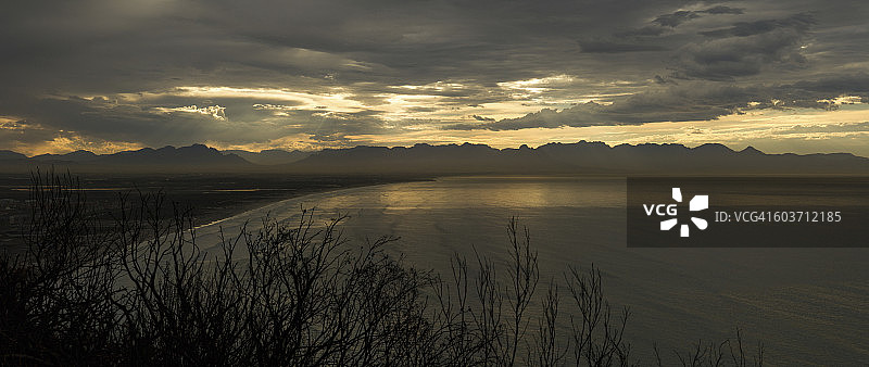 南非开普敦穆伊曾贝赫博伊斯车道日出， False Bay云彩美景图片素材