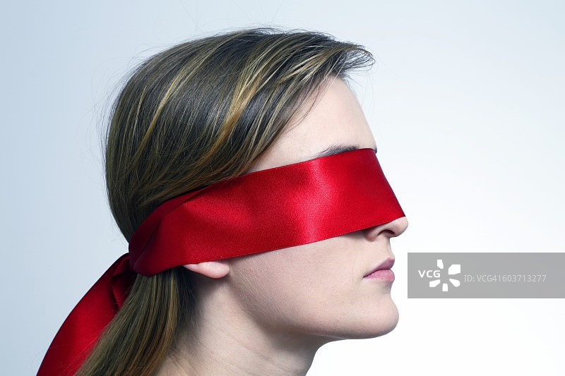戴着红色眼罩的女人图片素材