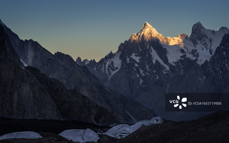 阳光下的派玉峰图片素材