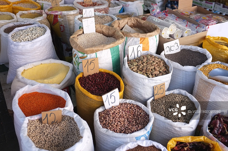 内坦亚开放市场，各种豆类图片素材