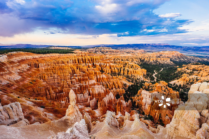 日落时分的布莱斯峡谷圆形剧场图片素材