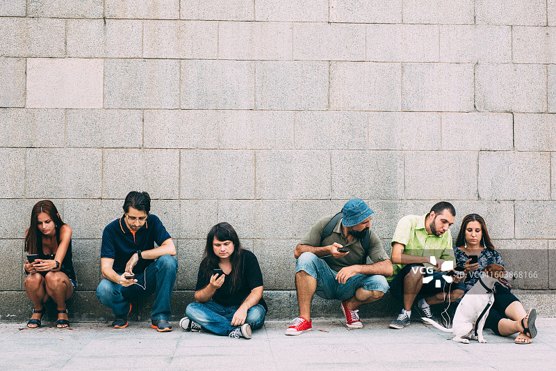 在城市里发短信图片素材