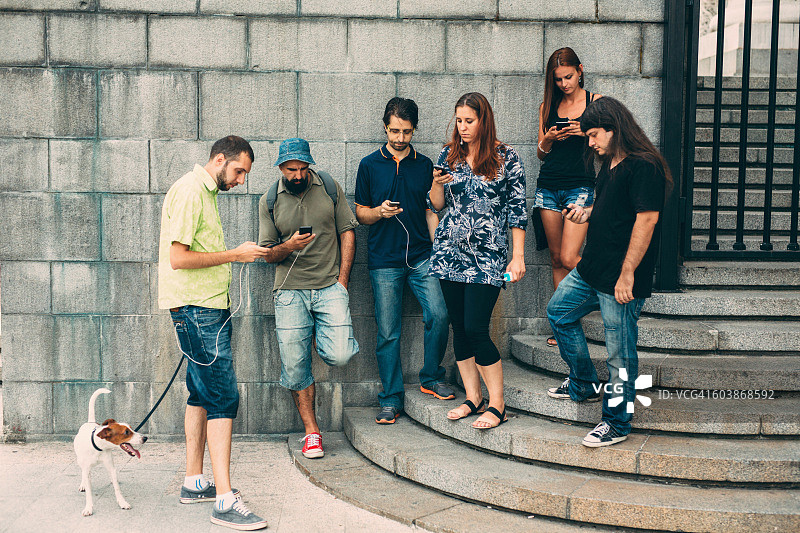 楼梯上发短信图片素材