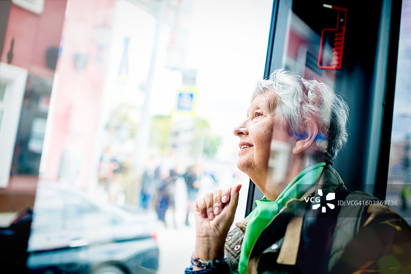 在公共汽车上的年长女性图片素材