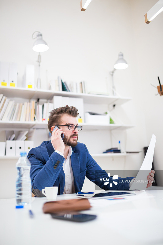 电话里的商人图片素材